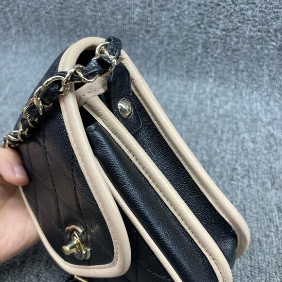 100% Authentic CHANEL Leather Shoulder Bag - Picture 3 of 15